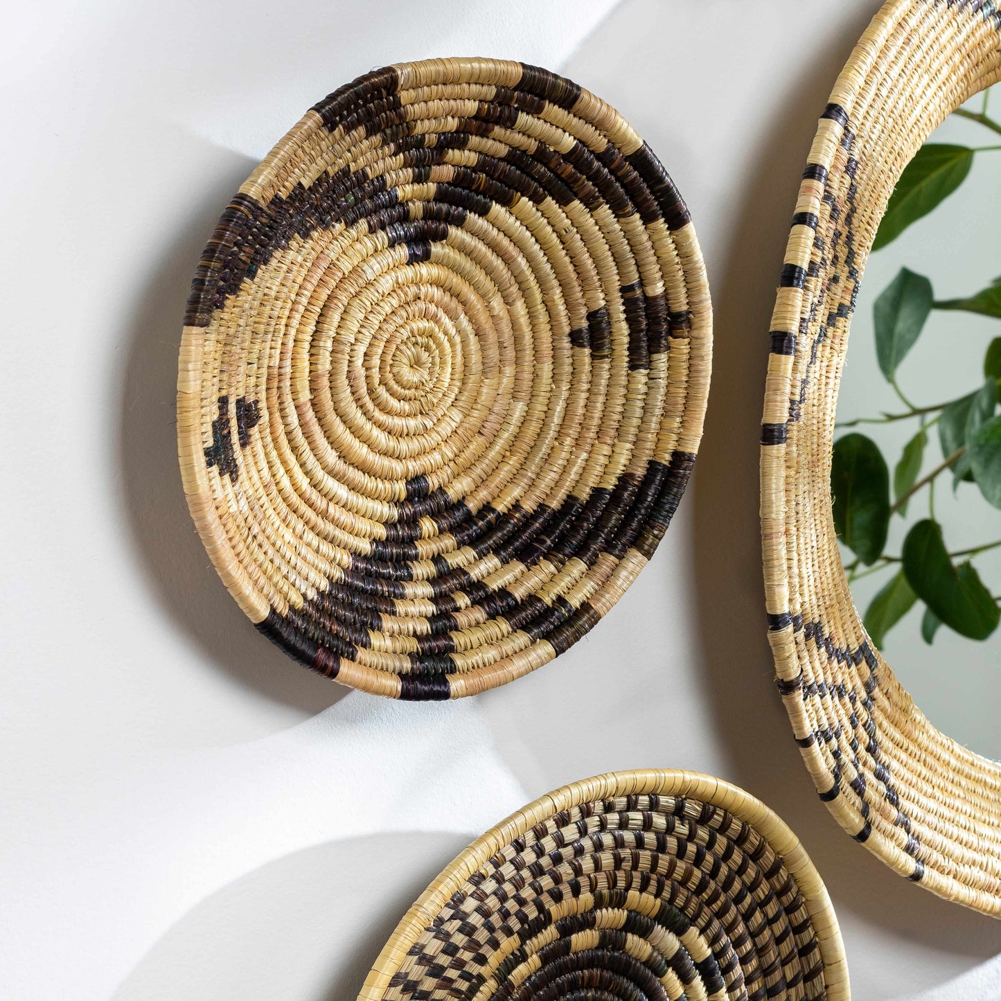 Quinipot Natural Woven Circular Moonj Grass Tapestry